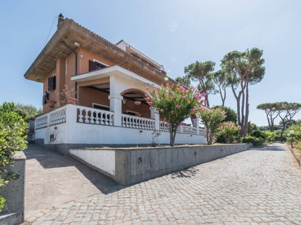 casa indipendente in vendita ad Albano Laziale in zona Cecchina