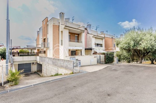 casa indipendente in vendita ad Albano Laziale in zona Cecchina