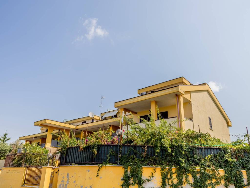 appartamento in vendita ad Albano Laziale in zona Pavona