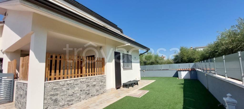 casa indipendente in vendita ad Albano Laziale in zona Cecchina