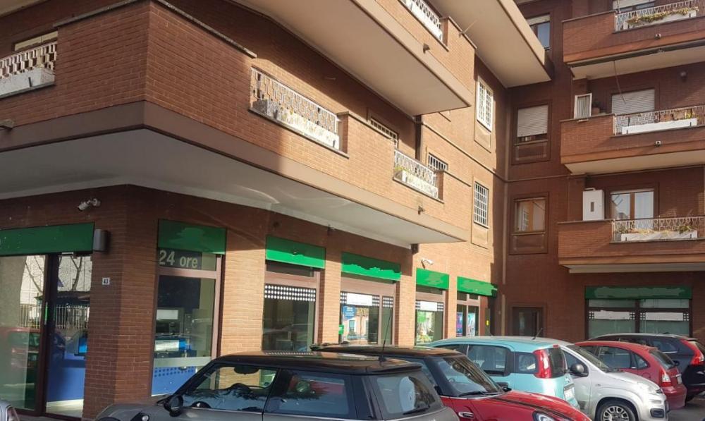 negozio in vendita ad Albano Laziale in zona Pavona