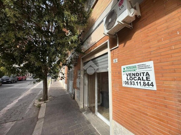 negozio in vendita ad Albano Laziale in zona Cecchina