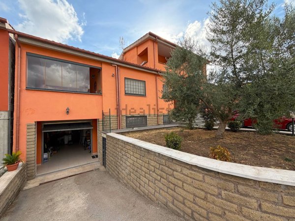 casa indipendente in vendita ad Albano Laziale in zona Pavona