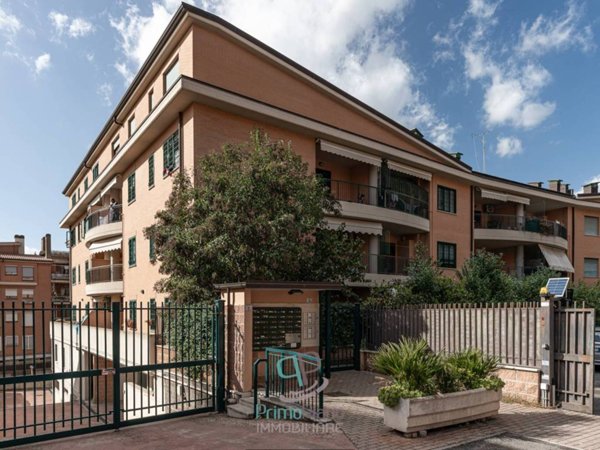 locale commerciale in vendita ad Albano Laziale in zona Pavona