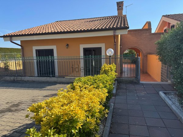 casa indipendente in vendita ad Albano Laziale in zona Cecchina