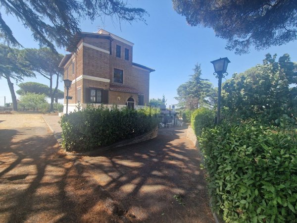 casa indipendente in vendita ad Albano Laziale in zona Cecchina