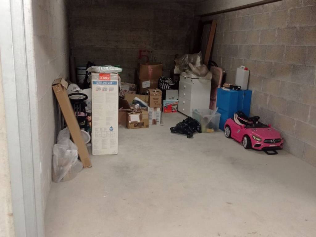 box auto in vendita ad Albano Laziale in zona Cecchina