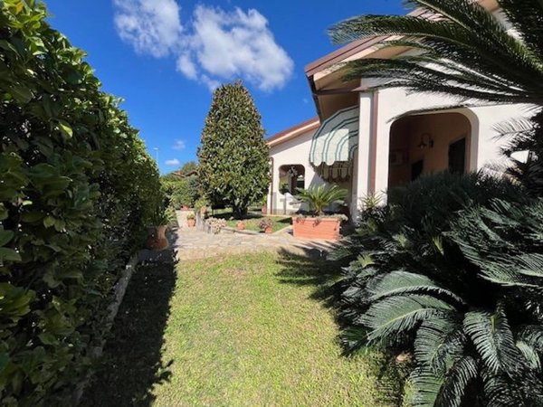 casa indipendente in vendita ad Albano Laziale in zona Cecchina