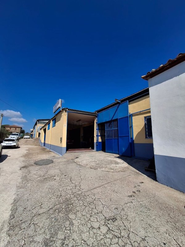 locale commerciale in vendita ad Albano Laziale in zona Cecchina