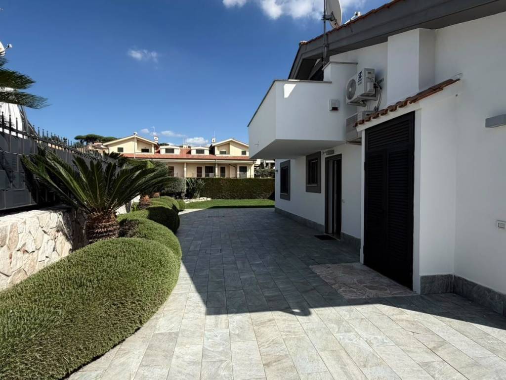 casa indipendente in vendita ad Albano Laziale in zona Cecchina