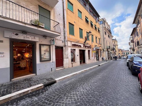 locale commerciale in vendita ad Albano Laziale