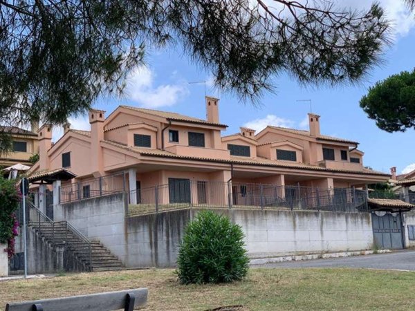 casa indipendente in vendita ad Albano Laziale in zona Cecchina