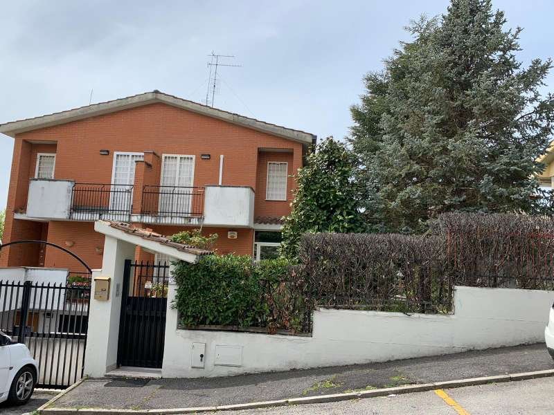 casa indipendente in vendita ad Albano Laziale in zona Cecchina