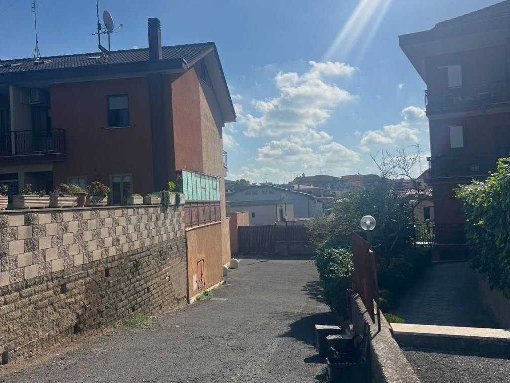 box auto in vendita ad Albano Laziale in zona Cecchina