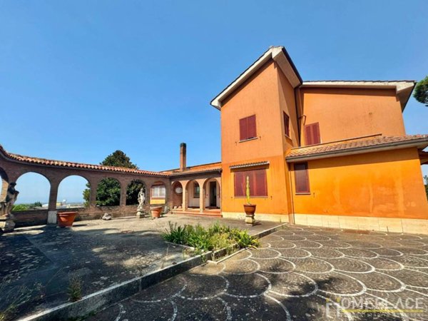 casa indipendente in vendita ad Albano Laziale in zona Pavona