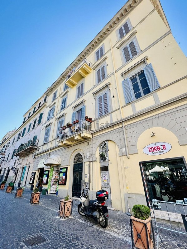 appartamento in vendita ad Albano Laziale in zona Pavona