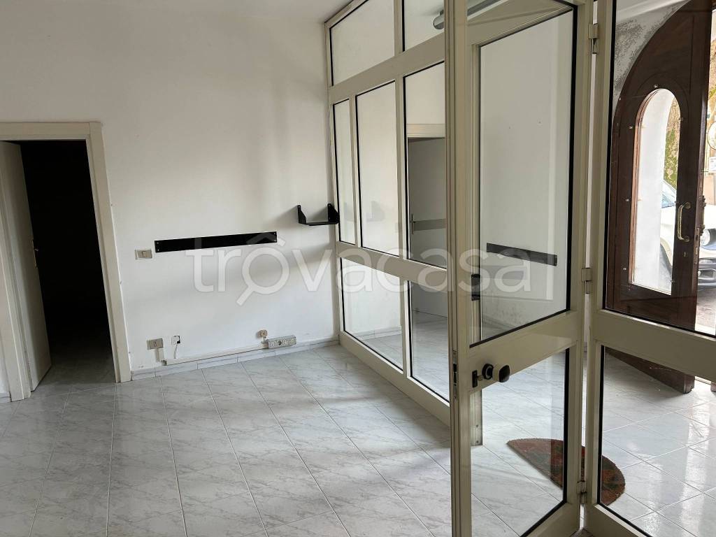 negozio in vendita ad Allumiere in zona Sant'Antonio