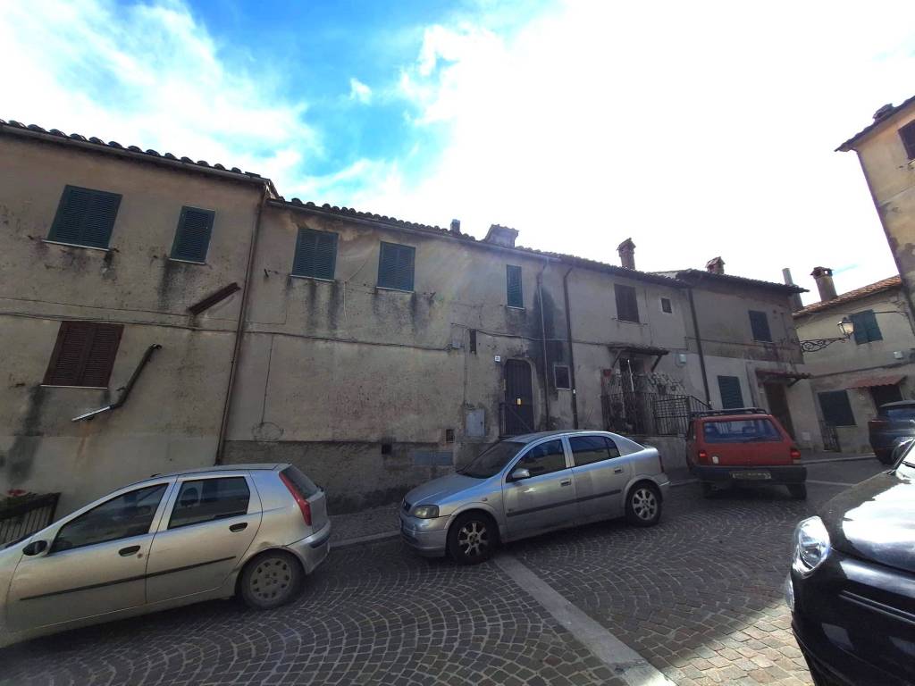 appartamento in vendita ad Allumiere in zona Sant'Antonio