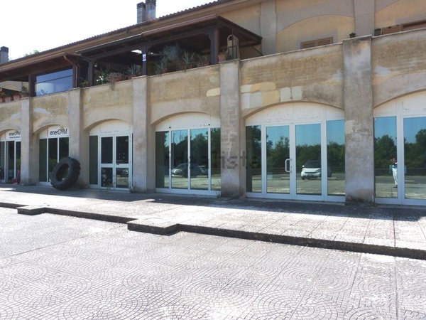 locale commerciale in vendita ad Anguillara Sabazia