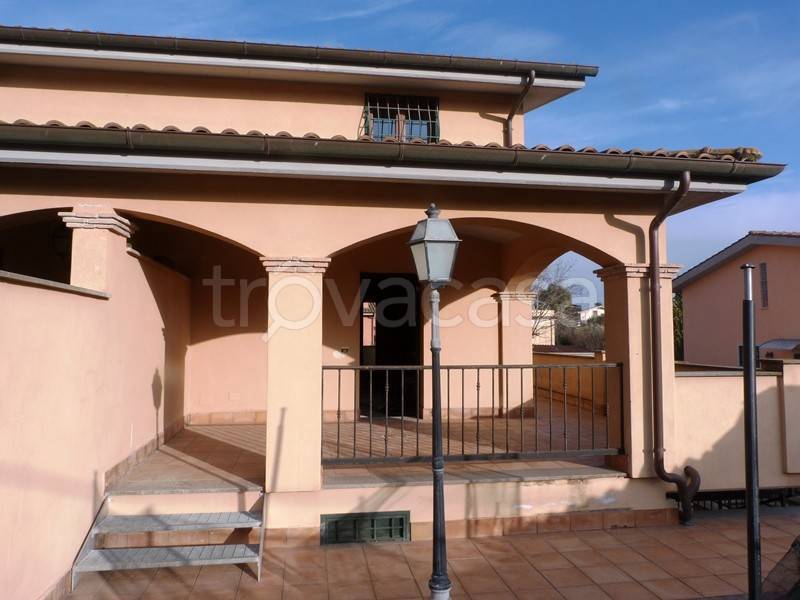 casa indipendente in vendita ad Anguillara Sabazia in zona Ponton dell'Elce