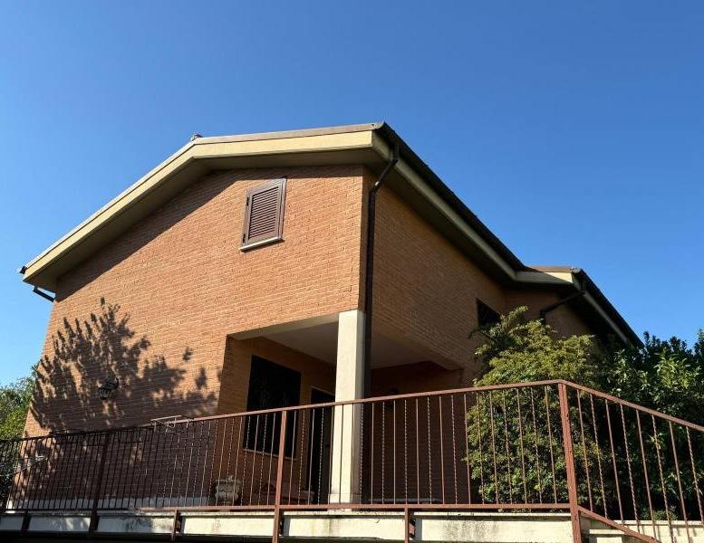 casa indipendente in vendita ad Anguillara Sabazia in zona Ponton dell'Elce