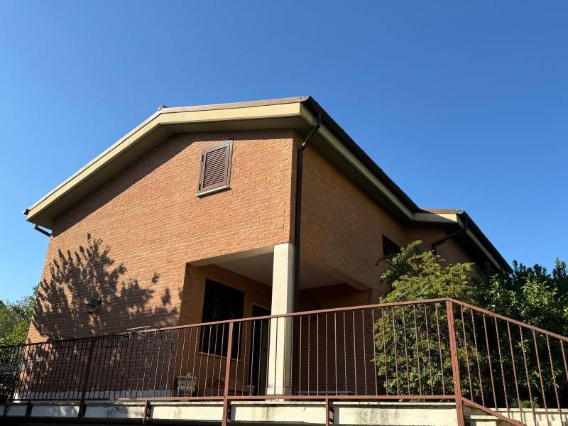 casa indipendente in vendita ad Anguillara Sabazia in zona Ponton dell'Elce