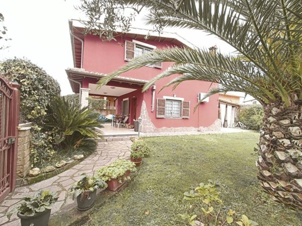 casa indipendente in vendita ad Anguillara Sabazia