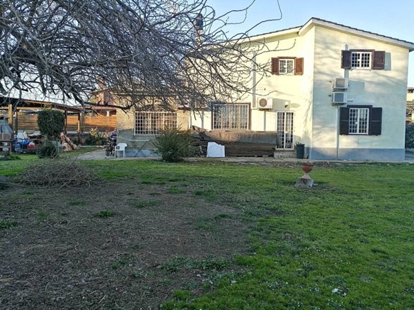 casa indipendente in vendita ad Anguillara Sabazia in zona Ponton dell'Elce