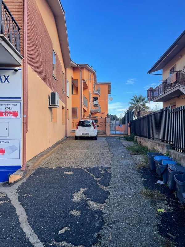 locale commerciale in vendita ad Anguillara Sabazia