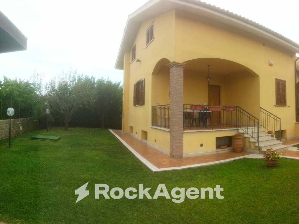 casa indipendente in vendita ad Anguillara Sabazia