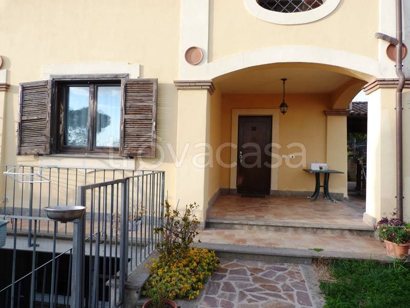 casa indipendente in vendita ad Anguillara Sabazia in zona Ponton dell'Elce