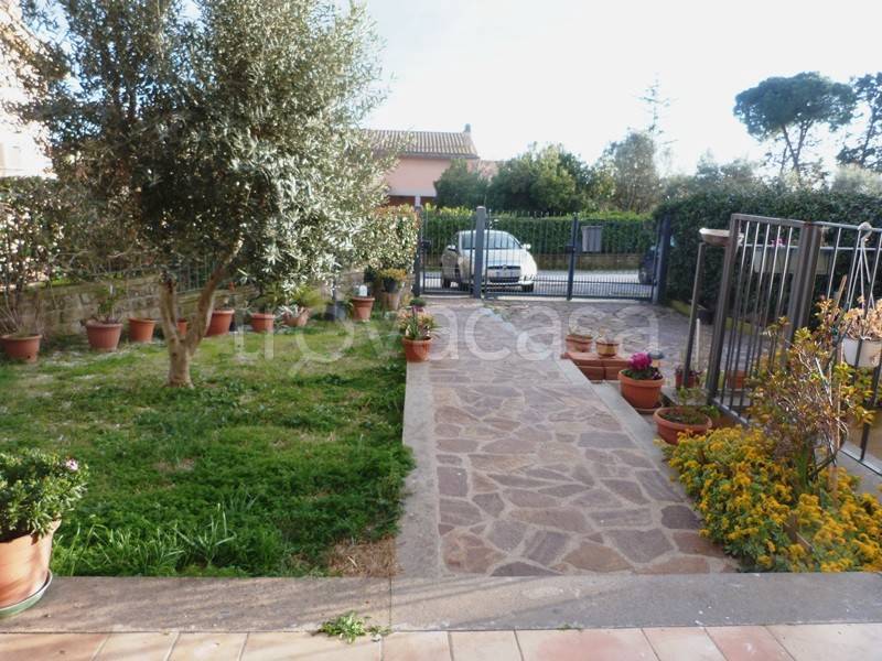 casa indipendente in vendita ad Anguillara Sabazia in zona Ponton dell'Elce