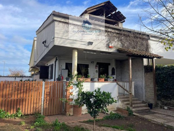 casa indipendente in vendita ad Anguillara Sabazia in zona Ponton dell'Elce