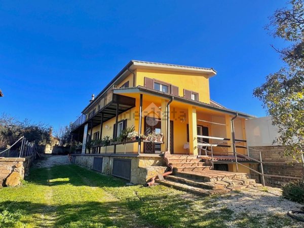 casa indipendente in vendita ad Anguillara Sabazia