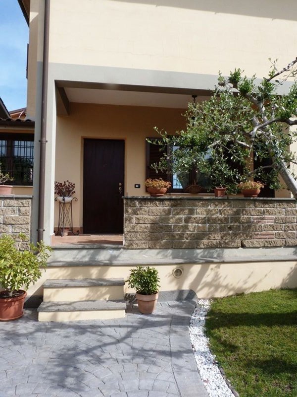 casa indipendente in vendita ad Anguillara Sabazia in zona Ponton dell'Elce