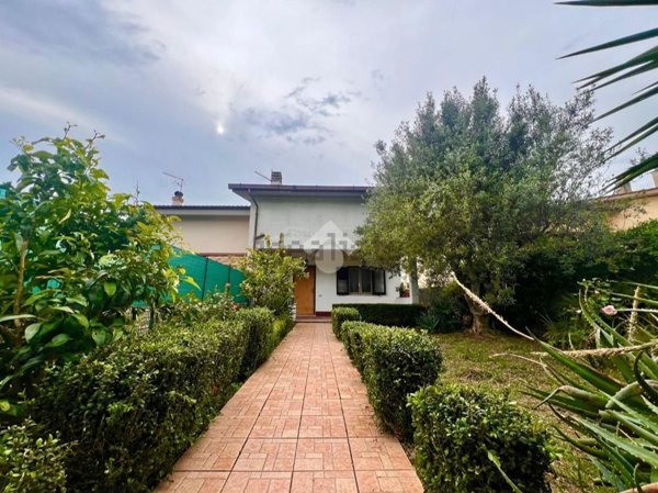 casa indipendente in vendita ad Anguillara Sabazia in zona Ponton dell'Elce
