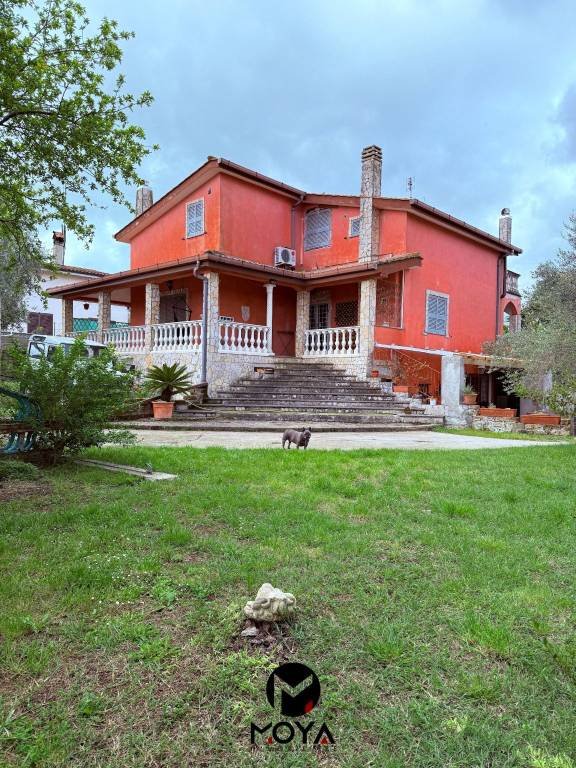 casa indipendente in vendita ad Anguillara Sabazia in zona Ponton dell'Elce