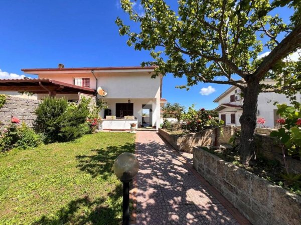 casa indipendente in vendita ad Anguillara Sabazia in zona Ponton dell'Elce