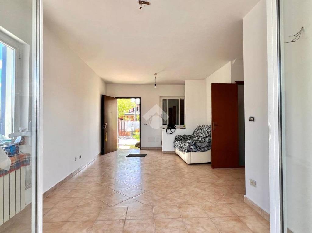 casa indipendente in vendita ad Anguillara Sabazia in zona Ponton dell'Elce