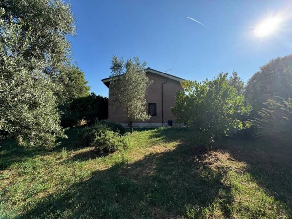 casa indipendente in vendita ad Anguillara Sabazia in zona Ponton dell'Elce