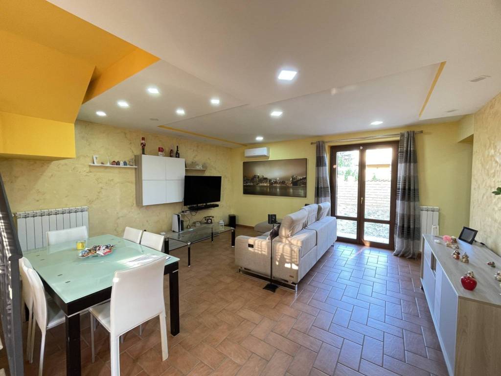 casa indipendente in vendita ad Anguillara Sabazia in zona Ponton dell'Elce