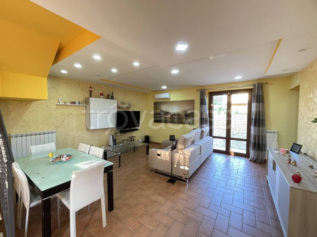 casa indipendente in vendita ad Anguillara Sabazia in zona Ponton dell'Elce