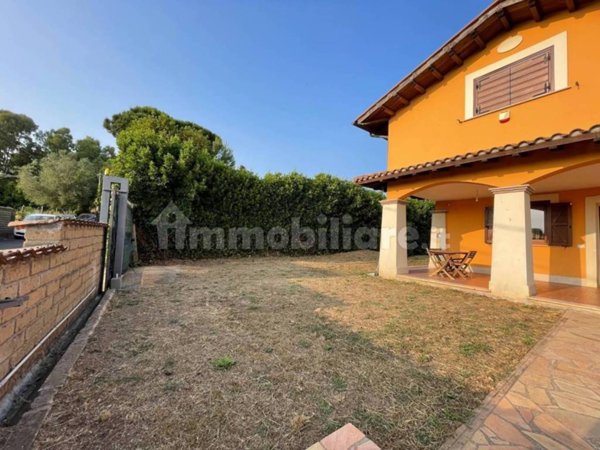 casa indipendente in vendita ad Anguillara Sabazia in zona Ponton dell'Elce