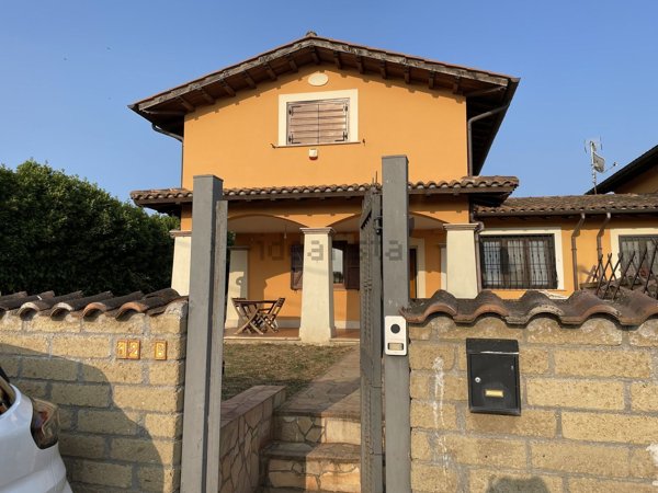 casa indipendente in vendita ad Anguillara Sabazia in zona Ponton dell'Elce