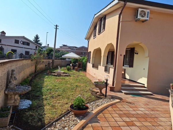 casa indipendente in vendita ad Anguillara Sabazia