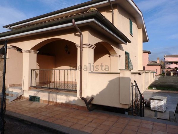 casa indipendente in vendita ad Anguillara Sabazia in zona Ponton dell'Elce