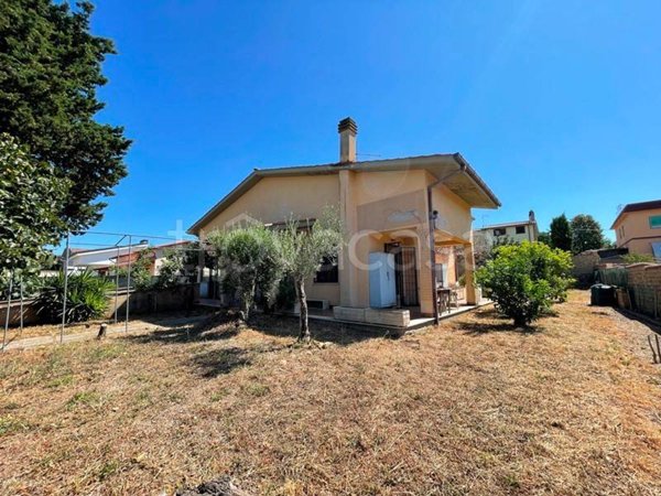 casa indipendente in vendita ad Anguillara Sabazia in zona Ponton dell'Elce