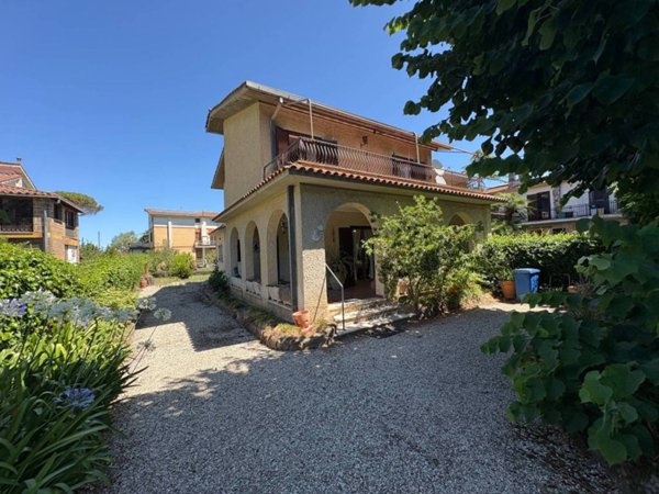 casa indipendente in vendita ad Anguillara Sabazia