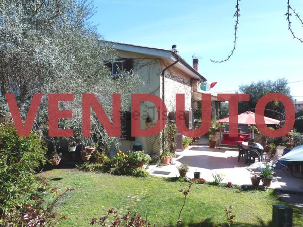 casa indipendente in vendita ad Anguillara Sabazia in zona Ponton dell'Elce