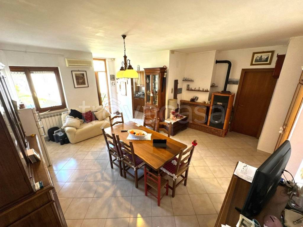 casa indipendente in vendita ad Anguillara Sabazia